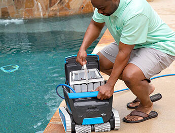 cleaning the pool filter