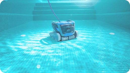 Le robot de piscine Dolphin M700 allie innovation et performance pour le nettoyage et l'entretien de votre piscine