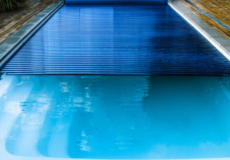 Maytronics : comparatif couverture de piscine et bâche de piscine